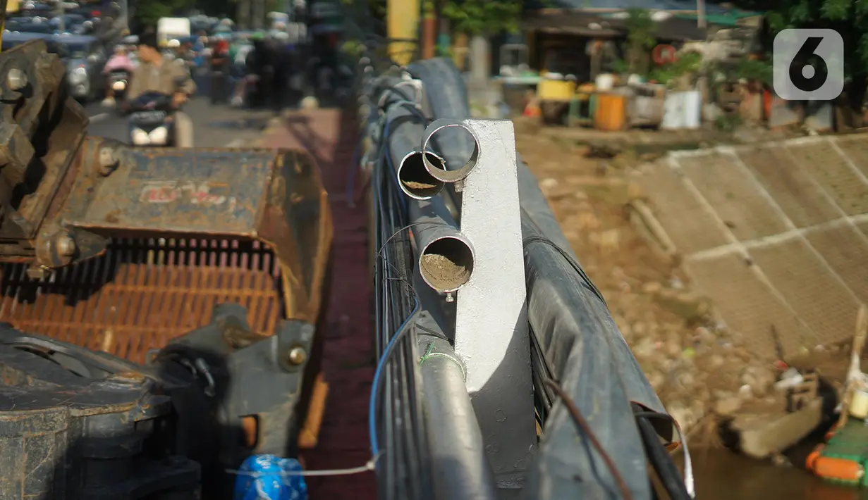 Kondisi pagar jembatan yang rusak di kawasan Bukit Duri, Jakarta, Jumat (21/2/2020). Pagar yang rusak akibat penanganan sampah banjir tersebut hingga kini belum juga diperbaiki. (Liputan6.com/Immanuel Antonius)
