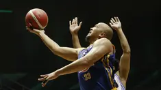 Pebasket Satria Muda Pertamina, Arki Dikania Wisnu, berusaha memasukkan bola saat melawan Prawira Bandung pada laga IBL 2022 di Hall Basket GBK, Jakarta, Jumat (21/01/2022). Satria Muda menang dengan skor 68-66. (Bola.com/M Iqbal Ichsan)