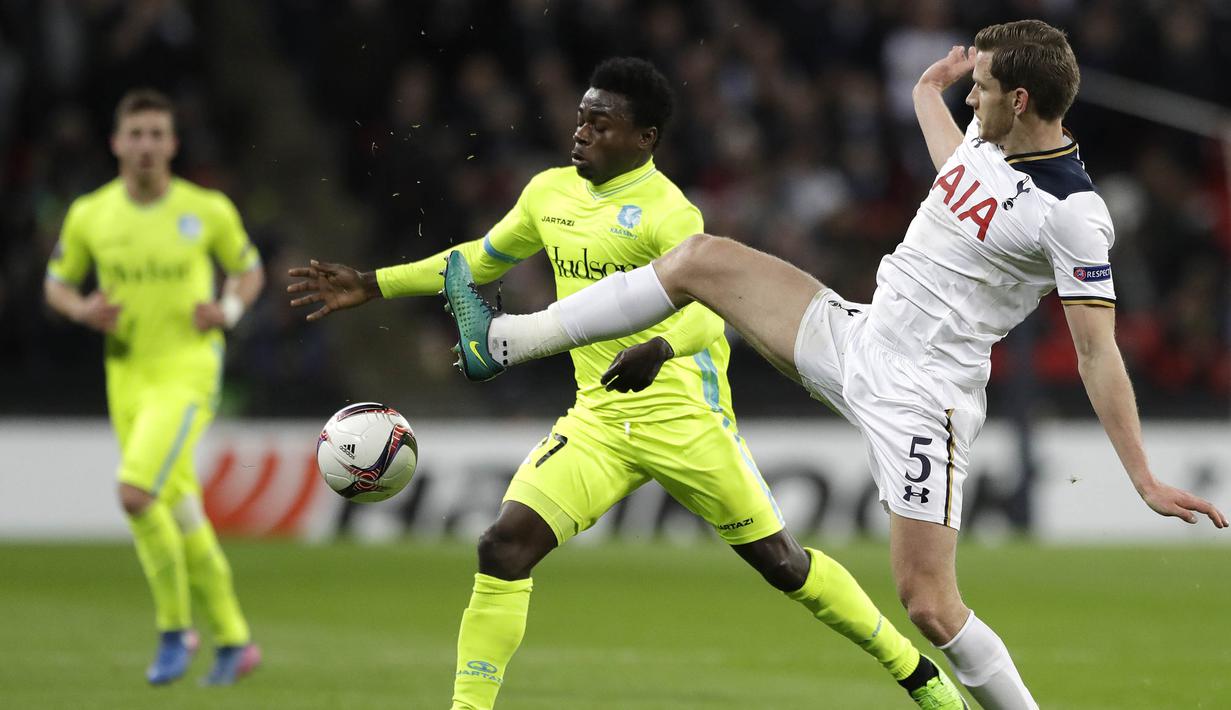 Bek Tottenham, Jan Vertonghen, berebut bola dengan gelandang Gent, Moses Simon. Terbukti dalam statistik prosentase penguasaan bola dari Tottenham mencapai 64 persen dengan 17 kali melakukan tembakan. (AP/Matt Dunham)