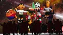 Maskot Piala Dunia sebelumnya tampil pada upacara pembukaan sebelum pertandingan sepak bola grup A antara Qatar dan Ekuador di Stadion Al Bayt di Al Khor, Minggu (20/11/2022). Acara dimulai pada pukul 21.40 WIB dengan berlangsung megah dan meriah.(AP Photo/Natacha Pisarenko)