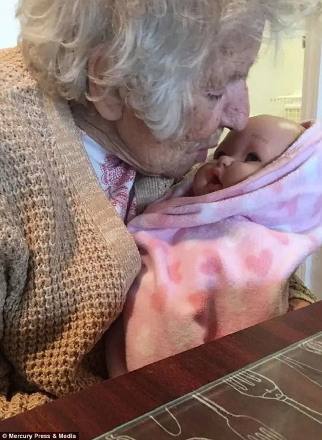 Nenek 94 tahun ini menderita demensia dan mengira boneka sebagai cucunya. (Sumber Foto: Dailymail)