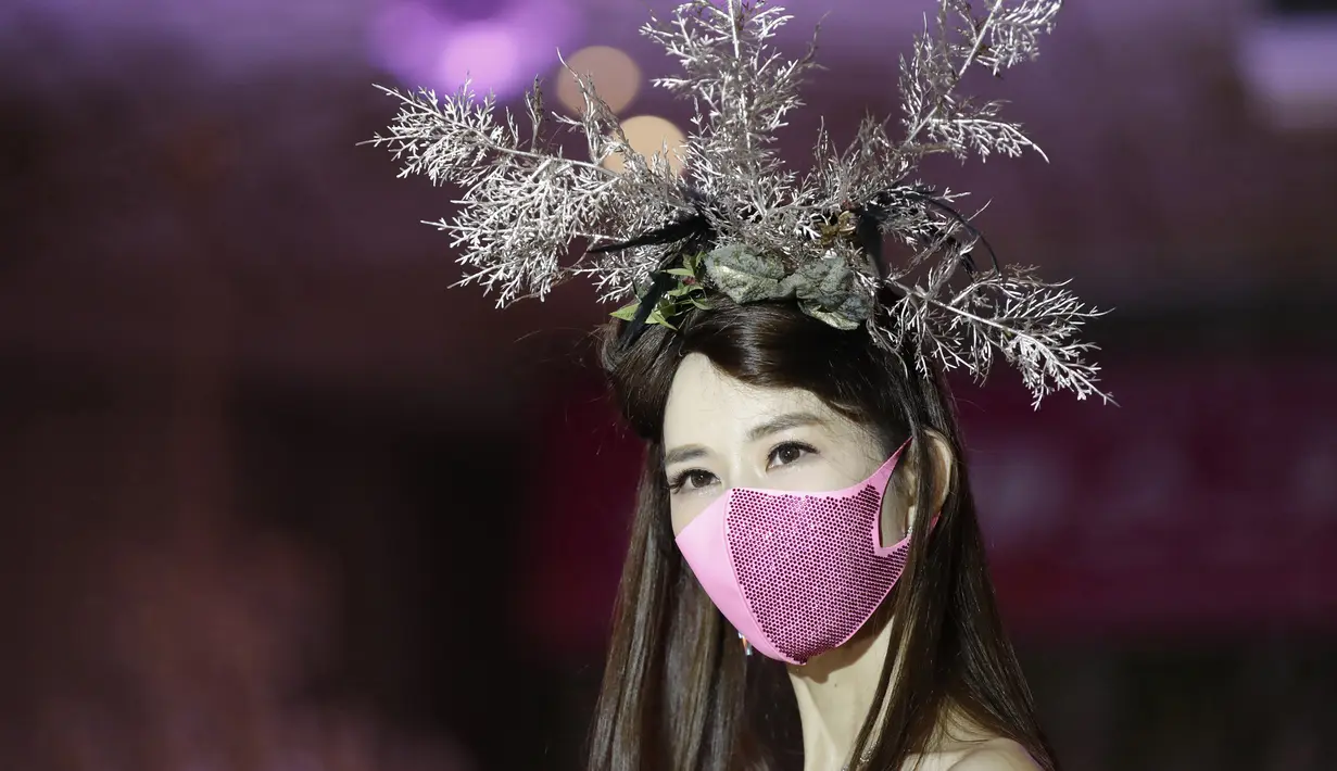 Model mengenakan masker dalam peragaan busana di Seoul, Korea Selatan, Jumat (24/7/2020). Peragaan busana ini digelar di tengah pandemi COVID-19 yang melanda dunia. (AP Photo/Lee Jin-man)