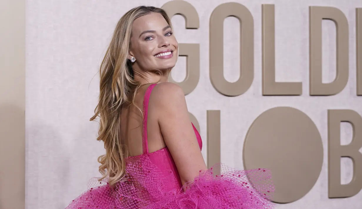 Aktris Margot Robbie tiba untuk menghadiri ajang ajang Golden Globe Awards atau Golden Globes 2024 di Beverly Hilton di Beverly Hills, California, Minggu (8/1/2024). (Photo by Jordan Strauss/Invision/AP)