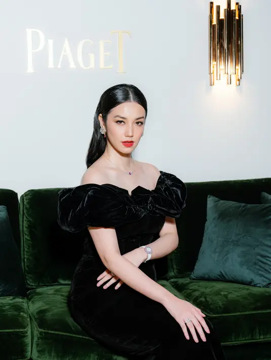 Berpose bersama, Velove Vexia tampil memukau dengan kreasi potongan warna pink dan marquise. Koleksi Piaget yang dikenakan Velove di sini merupakan gaya khas dari Piaget sendiri, mengingatkan para pecinta Piaget pada batu yang mendeskripsikan ribuan bintang kelap-kelip di langit malam. [Foto: Document/Piaget]