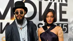 Kemesraan Alex Abbad dan pasangannya ketika menghadiri ajang Indonesia Movie Award (IMA) 2015 di Balai sarbini, Jakarta, Senin (18/5) malam. (Liputan6.com/Panji Diksana)