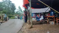 Petugas posko berjaga siang dan malam di gerbang masuk Desa Gunungwuled, Kecamatan Rembang Kabupaten Purbalingga. (Foto: Liputan6.com/Rudal Afgani Dirgantara)