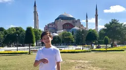 Gayanya yang simple nan stylish memakai t-shirt putih dan celana pendek saat liburan ke Turki. (Liputan6.com/IG/@armand.quinn)