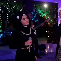 Istri kedua Opick, Wulan Mayasari saat tampil bersama Opick di sebuah acara. (Net TV)