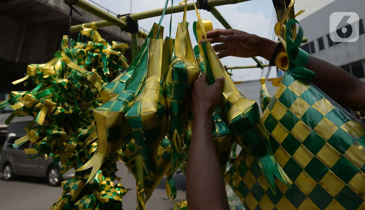 Pedagang menyiapkan barang dagangan anyaman ketupat hias di Pasar Asemka, Jakarta, Kamis (21/4/2021). Ketupat hias ramadhan untuk hiasan parcel, dekorasi kantor dan lainnya di jual tergantung ukuran dengan harga kisaran dari Rp 1.500-75.000 ribu. (merdeka.com/Imam Buhori)