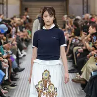 Minnie mengejutkan penggemar saat ia tampil perdana di panggung peragaan busana Miu Miu di Paris Fashion Week 2024 pada tanggal 1 Oktober. [Dok/Miu Miu dan @min.nicha].