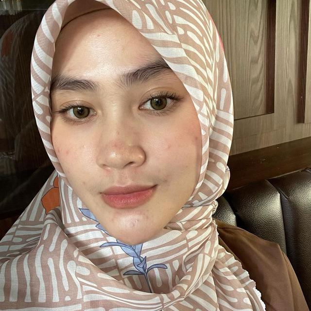 Henny Rahman Hamil dan Akui Wajahnya Berubah, Ini 6 Potret Terbarunya