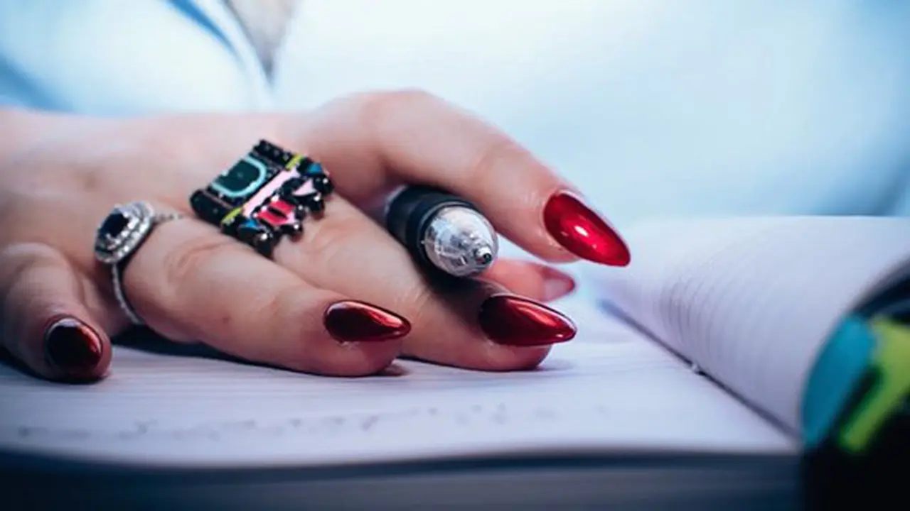 Menyembunyikan contekan di kuku/copyright Pexels.com