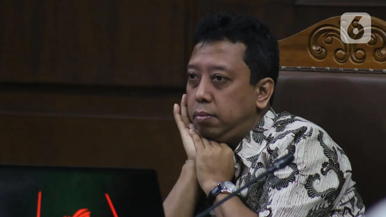Ekspresi Romahurmuziy Saat Simak Keterangan Saksi