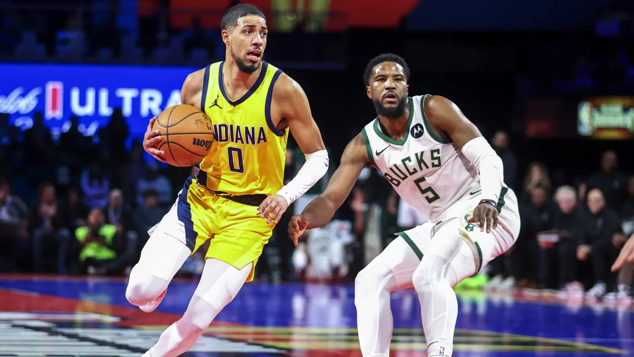 Pemain Pacers Haliburton menerobos pertahanan Bucks di NBA In Season Tournement Semifinal