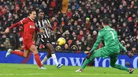 Newcastle hanya sempat membalas dua kali, masing-masing oleh Alexander Isak (54’) dan Sven Botman (81’). (PETER POWELL / AFP)