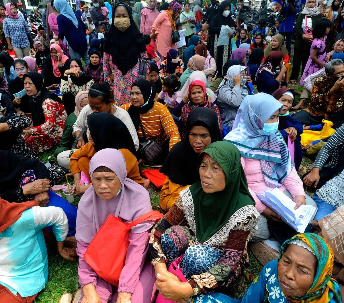 "Kita memberikan BLT ini karena trigger El Nino. Kenapa ke 18,8 juta? karena sudah ada nama, alamat, dan nomor account di Kementerian Sosial. Sehingga kita tidak mencari lagi siapa targetnya," ujarnya.