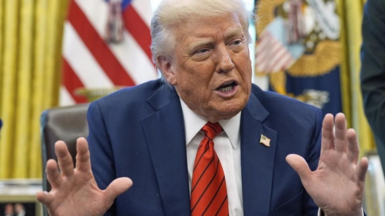 Presiden Amerika Serikat Donald Trump di Ruang Oval, Gedung Putih, Kamis (17/4/2025).