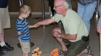 Pertemuan antara seorang kakek dan cucu adopsi yang memiliki kesamaan kondisi fisik, yaitu cacat tangan kanan