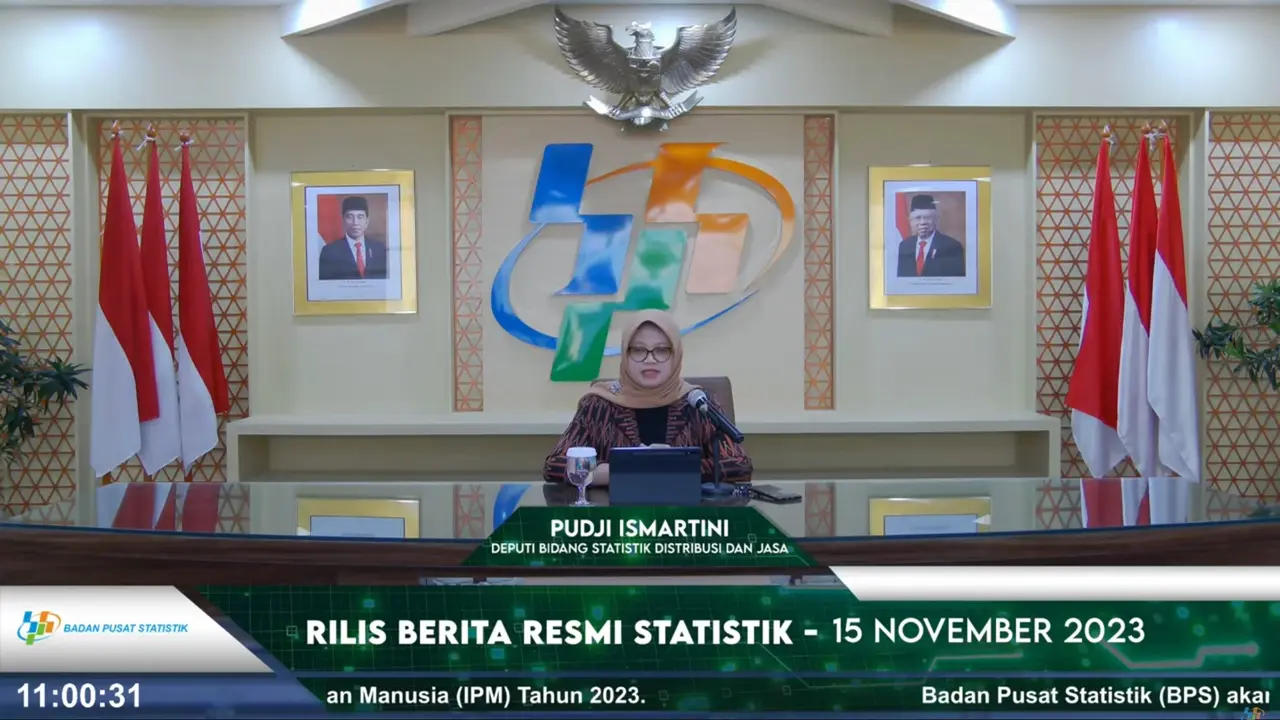 Deputi Bidang Statistik Distribusi dan Jasa BPS, Pudji Ismartini dalam konferensi pers, Rabu (15/11/2023). BPS mencatat neraca perdagnagan Indonesia Oktober 2023 mengalami surplus USD 3,48 miliar. (Tira/Liputan6.com)