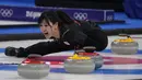 Chinami Yoshida dari Jepang meneriakkan instruksi kepada rekan satu timnya selama pertandingan semifinal curling putri antara Jepang dan Swiss di Olimpiade Musim Dingin Beijing 2022 di Beijing, Jumat (18/2/2022). (AP Photo /Nariman El-Mofty)