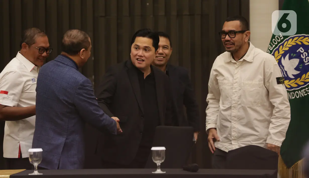 Ketua Umum Perserikatan Sepak Bola Seluruh Indonesia (PSSI), Erick Thohir (tengah) usai menyampaikan keterangan terkait Rencana Baru Perkembangan Timnas Indonesia Tahun 2025 di Jakarta, Senin (6/1/2025). (Liputan6.com/Helmi Fithriansyah)