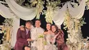 Lesti Kejora dan Rizky Billar sama-sama menjadi bridesmaid dan groomsmen di pernikahan Harris dan Haviza dengan pakaian warna maroon. Lesti tampil dengan long dress lengan panjang puff. Dan Rizky Billar dibalut setelan jas. [@lestikejora]