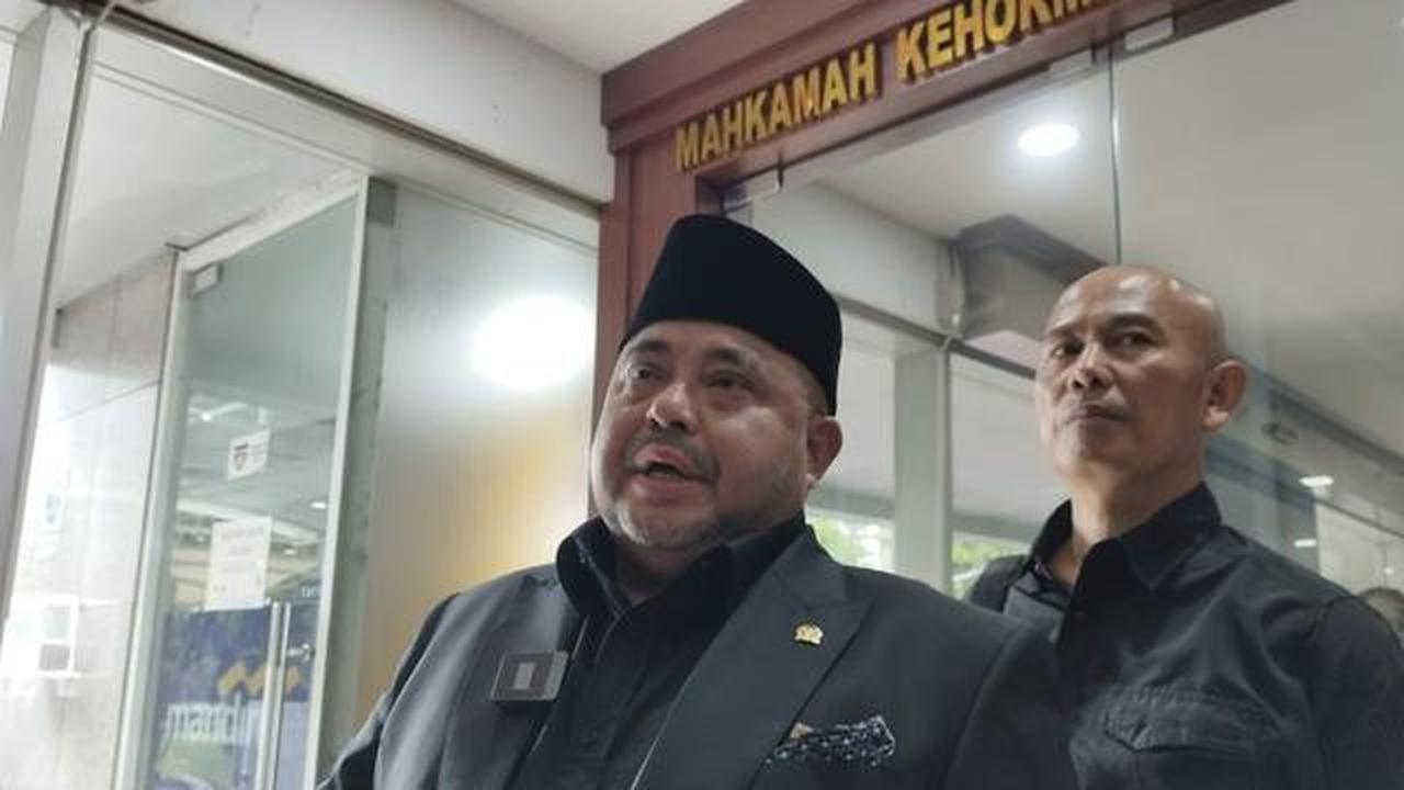 Isak Tangis Anggota DPR Aboe Bakar Minta Maaf Usai Diperiksa MKD