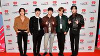 MONSTA X saat menghadiri iHeartRadio Power 96.1’s Jingle Ball 2021 Presented by Capital One at State Farm Arena di Atlanta, Georgia (16/12/2021). (Paras Griffin / GETTY IMAGES NORTH AMERICA / Getty Images via AFP)