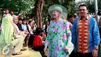 Ratu Denmark Margrethe II didampingi Gubernur DKI Jakarta Basuki T Purnama mengunjungi Ruang Publik Terpadu Ramah Anak (RPTRA) Kenanga di Cideng, Jakarta, Kamis (22/10/2015). (Liputan6.com/Yoppy Renato)