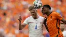 Duel Belanda kontra Ceska bermain cukup alot sejak menit pertama. Tak ada gol yang tercipta sampai turun minum. (AP/Darko Bandic, Pool)