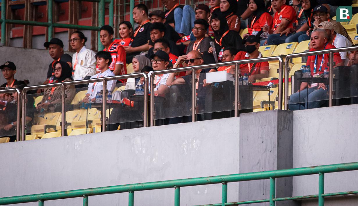 Kandidat pelatih Arema FC, Fernando Valente (kanan) ditemani General Manager Arema FC, Muhammad Yusrinal Fitriandi menyaksikan laga pekan kesembilan BRI Liga 1 2023/2024 di Stadion Patriot Candrabhaga, Bekasi, Minggu (20/08/2023). (Bola.com/Bagaskara Lazuardi)