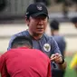 Reaksi kebingungan pelatih Kepala Timnas Indonesia, Shin Tae-yong saat bersalaman dengan Yakob dan Yance Sayuri pada latihan perdana Timnas Indonesia yang berlangsung di Stadion PTIK, Jakarta, Senin (20/03/2023) sore WIB. Skuad Garuda rencananya akan melakoni laga FIFA Match Day melawan Burundi pada 25 dan 28 Maret 2023 di Stadion Patriot Candrabhaga, Bekasi. (Bola.com/Bagaskara Lazuardi)