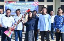 Dipimpin Letkol, Prajurit TNI AL Ramai-Ramai Datangi Gereja dengan 'Bersenjatakan' Sapu