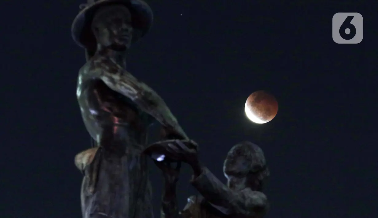 Proses terjadinya gerhana bulan terlihat dari kawasan Patung Pahlawan atau Tugu Tani, Jakarta, Rabu (26/5/2021). Badan Meteorologi Klimatologi Geofisika (BMKG) menyebutkan pada hari ini, Rabu (26/5) terjadi fenomena alam gerhana bulan atau super blood moon. (Liputan6.com/Helmi Fithriansyah)