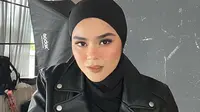 Gaya hijab Sivia Azizah yang selalu menarik dan kekinian bergaya swag. (Sumber: Instagram/@siviazizah)