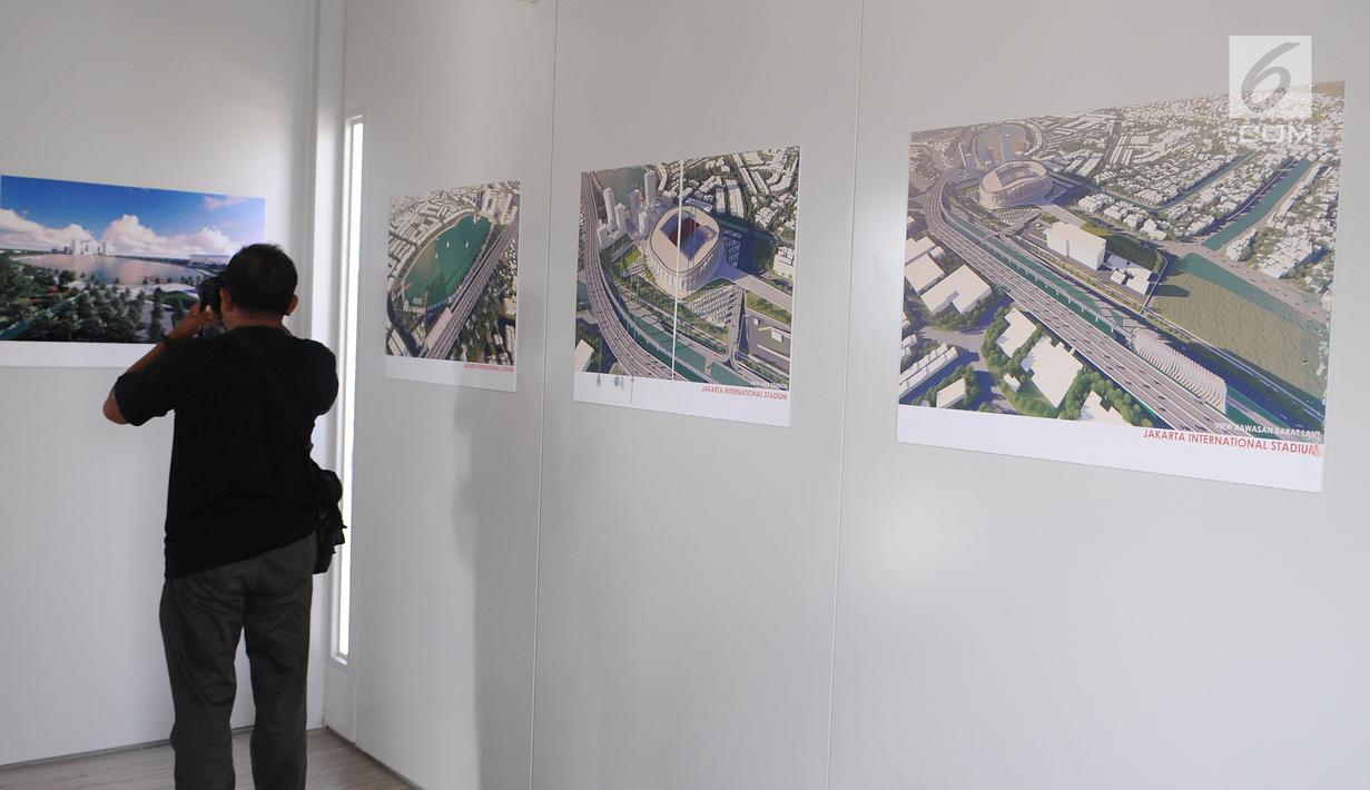 Pewarta sedang mengabdikan maket Jakarta International Stadium di Jakarta, Kamis (14/3). Jakarta International Stadium ditargetkan akan selesai pada tahun 2021 mendatang dengan kapasitas sekitar 82.000 orang. (Liputan6.com/Herman Zakharia)