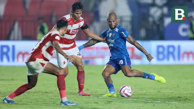 Foto: Aksi David da Silva Acak-acak Pertahanan Madura United, Borong 2 Gol Buat Persib