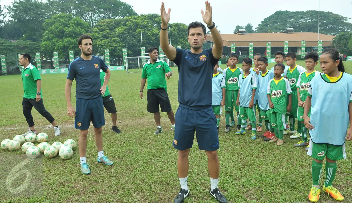 Tim pelatih dari FC Barcelona saat memberikan materi pelatihan sepak bola di International Sport Club of Indonesia, Tangerang Selatan, Jumat (21/4). Peserta adalah hasil seleksi dari Milo Football Championship 2017. (Liputan6.com/Helmi Afandi)