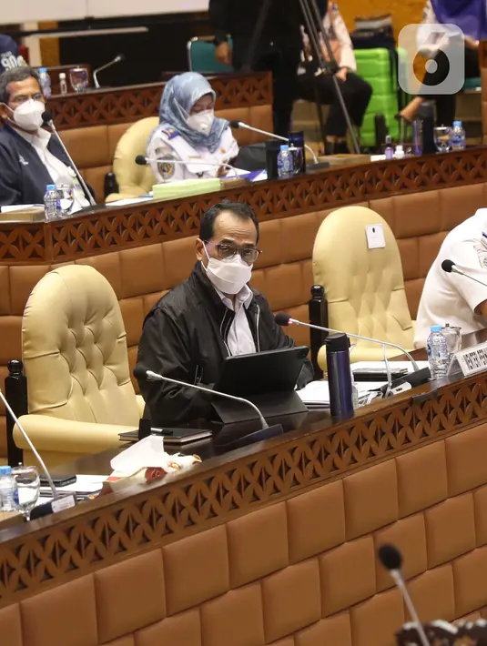 Menteri Perhubungan Budi Karya Sumadi mendengarkan paparan anggota Komisi V DPR di Kompleks Parlemen, Senayan, Jakarta, Senin (25/1/2021). Rapat kerja tersebut membahas evaluasi pelaksanaan anggaran tahun 2020 serta program kerja Kementerian Perhubungan tahun 2021. (Liputan6.com/Angga Yuniar)