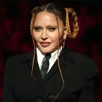 Perubahan wajah Madonna nyaris tak dikenali di Grammy Awards 2023. (@enigmamagazine/@andylecompte).