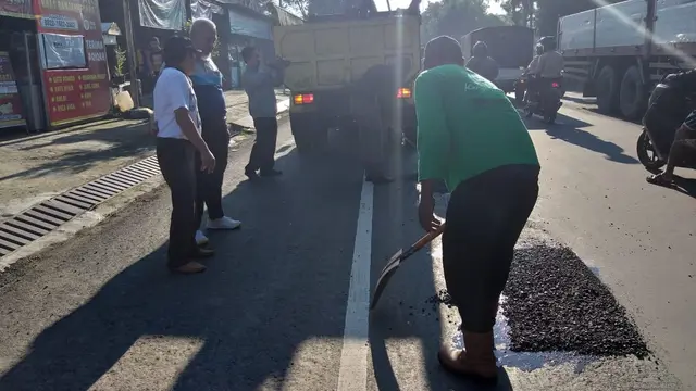 Gerakan Jumat Nambal Jalan di Banjarnegara, Jawa Tengah. (Foto: Liputan6.com/Dinkominfo BNA/Dinkominfo BNA/Muhamad Ridlo)