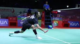 Tunggal putra Indonesia, Jonatan Christie mengembalikan bola ke arah lawannya, wakil China, Lu Guang Zu pada laga babak 32 besar Indonesia Masters 2024 di Istora Senayan, Jakarta, Rabu (24/1/2024). Jonatan Christie kalah rubber game 21-19, 19-21 dan 19-21. (Bola.com/M Iqbal Ichsan)