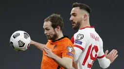 Bek Belanda, Daley Blind mengontrol bola dari kawalan pemain Turki Kenan Karaman pada pertandingan kualifikasi Piala Dunia Grup G di Stadion Ataturk Olympic, Istanbul, Kamis (25/3/2021). Turki menang atas Belanda 4-2. (Murad Sezer/Pool Photo via AP)