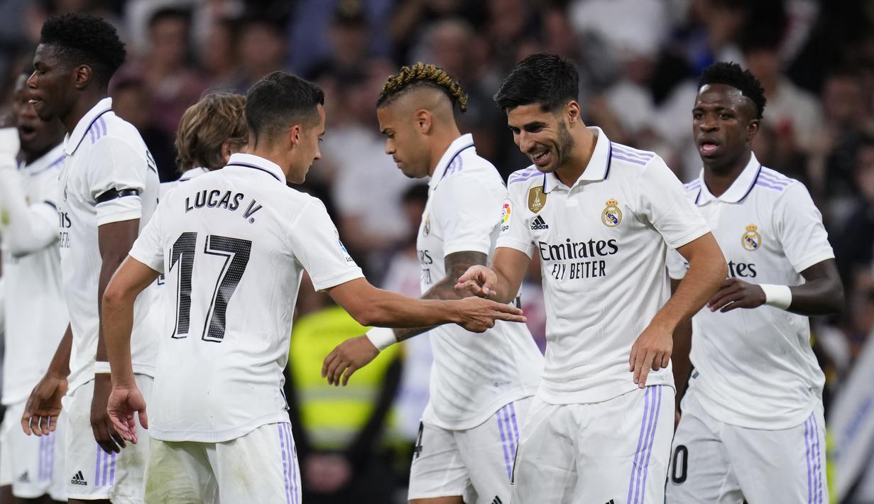 Gelandang Real Madrid, Marco Asensio (kedua kanann) berselebrasi dengan rekan setimnya setelah mencetak gol ke gawang Getafe pada pertandingan lanjutan La Liga Spanyol di stadion Santiago Bernabeu di Madrid, Spanyol, Minggu, 14 Mei 2023. (AP Photo/Manu Fernandez)