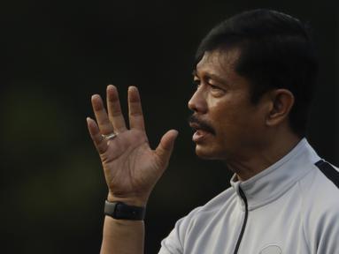 Pelatih Timnas Indonesia U-22, Indra Sjafri, memberikan instruksi saat latihan di Lapangan ABC Senayan, Jakarta, Senin (7/1). Latihan ini merupakan persiapan jelang Piala AFF U-22. (Bola.com/Vitalis Yogi Trisna)
