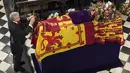 Lord Chamberlain secara seremonial memecahkan Tongkat di depan peti mati jenazah Ratu Elizabeth II Kapel St George di Kastil Windsor, Inggris, Senin 19 September 2022. (Jonathan Brady/Pool Photo via AP)
