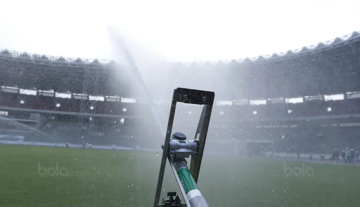 Suasana penyiraman rumput di SUGBK, Senayan, Jakarta, Selasa (8/8/2017). SUGBK menggunakan rumput jenis Zoysia matrella yang merupakan rumput standar FIFA untuk stadion bertaraf internasional. (Bola.com/M Iqbal Ichsan)