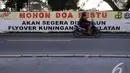 Sebuah kendaraan bermotor melintas di Jalan Gatot Subroto tempat yang akan dibangun jembatan layang, Jakata, Minggu (11/1/2015). (Liputan6.com/Miftahul Hayat)