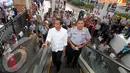 Gubernur DKI Jakarta Joko Widodo menaiki eskalator di Terminal Manggarai, Jakarta, Rabu (16/04/2014) (Liputan6.com/Herman Zakharia).