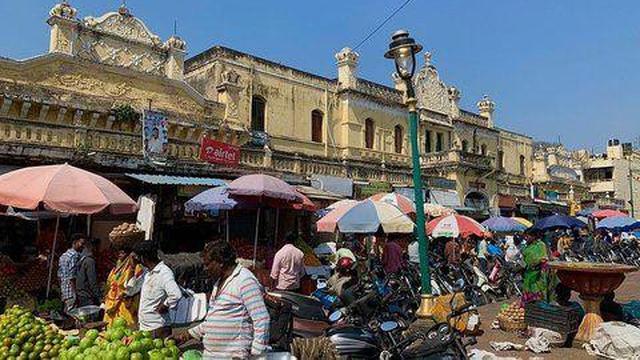 Visitors to the market can also try some of the delicious street food that is available.